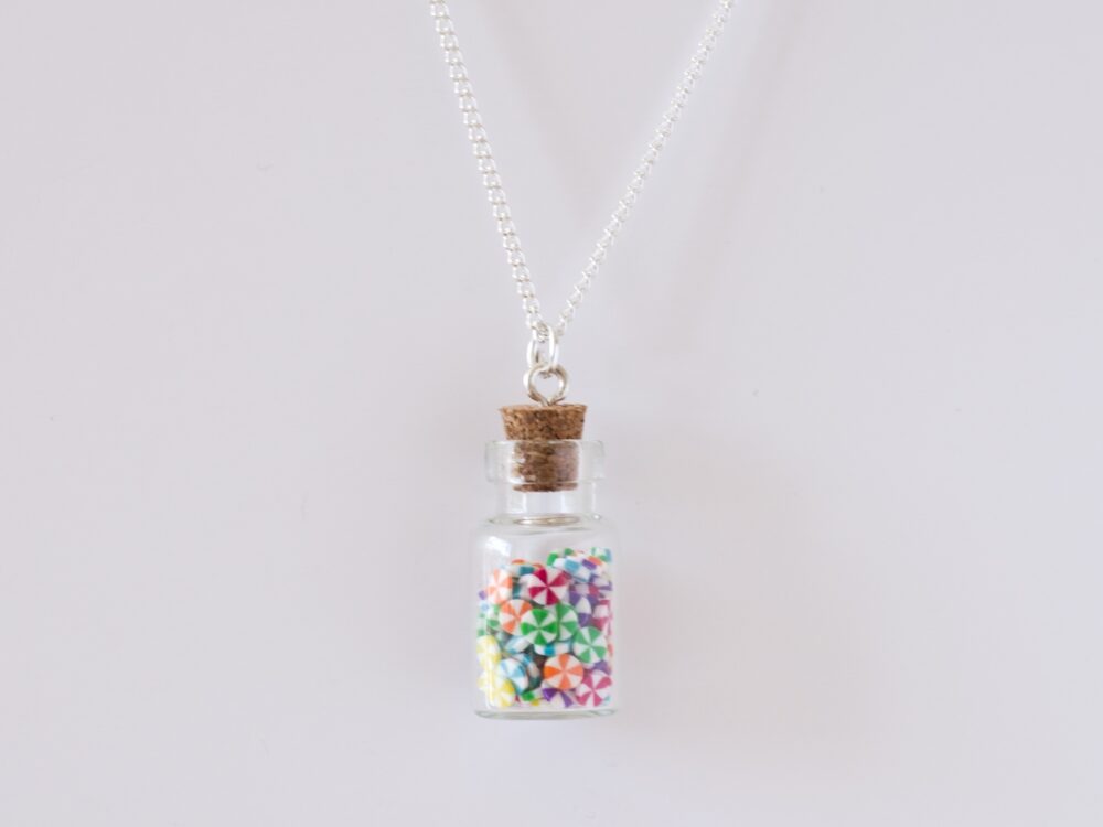 Pendentif bocal bonbons multicolores