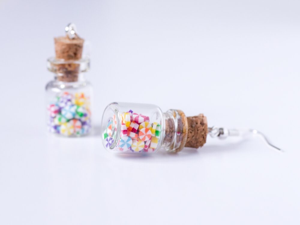 Pendentif bocal bonbons multicolores