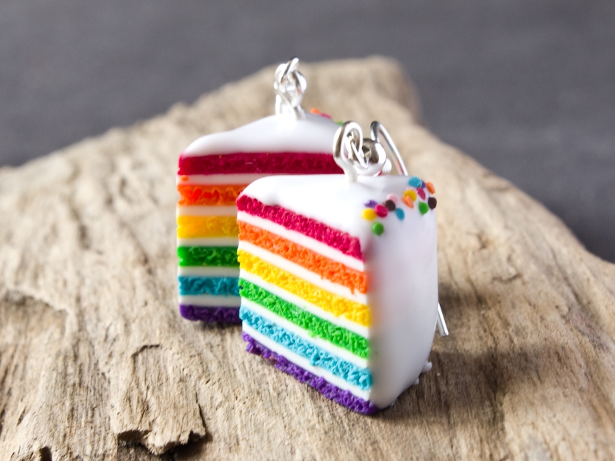 Pendentif gâteau arc en ciel rainbow cake