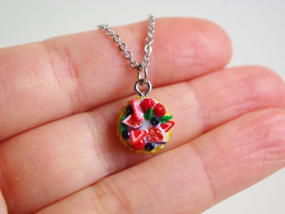 Collier tartelette miniature fraises et figues