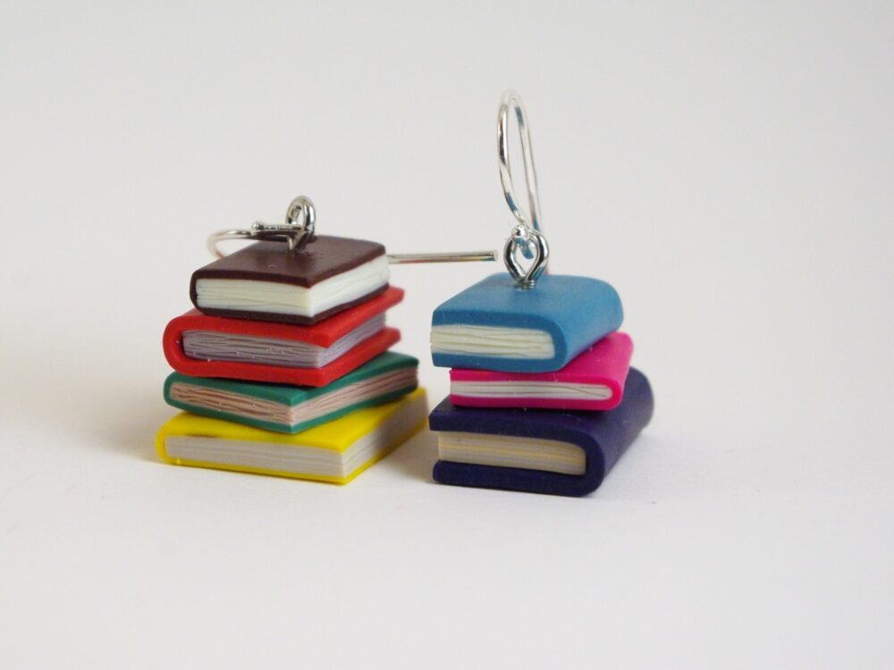 Boucles d'oreilles pile de livres