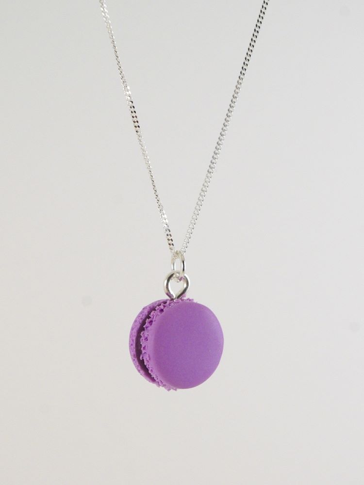 Collier pendentif macaron violet